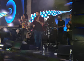 מסיבת חנוכה לגמלאי בית הזיקוק באולמי הנסיכה בחיפה מסיבת חנוכה לגמלאי בית הזיקוק כל הרחבה על הרגליים