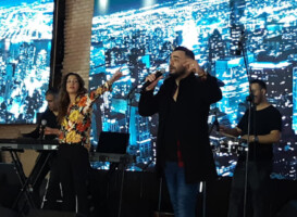 מסיבת חנוכה לגמלאי בית הזיקוק באולמי הנסיכה בחיפה מסיבת חנוכה לגמלאי בית הזיקוק כל הרחבה על הרגליים